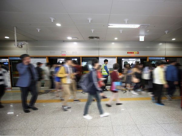 인천지하철 탑승객 사진