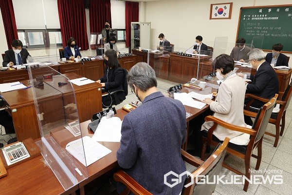 청주국제공항 활성화 지원 특별위원회 모습.(제공=충북도의회)