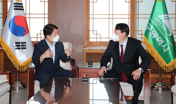 왼쪽부터 권영진 대구시장, 윤석열 국민의 힘 대통령 후보(사진제공=대구시청)