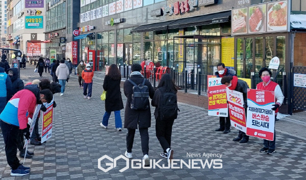 (사진 제공=국민의힘 고양시을 당원협의회) 2일 오후 2시부터 상송역환승공영주차장 인근 상가거리에서 윤석열 대선후보의 공약을 피켓으로 제작해 홍보에 나섰다.