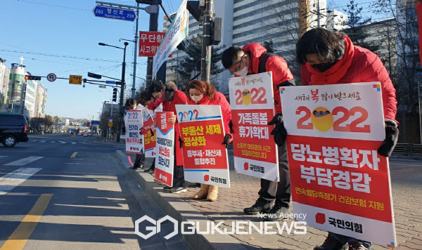 (사진 제공=국민의힘 고양시을 당원협의회) 지난달 말 윤석열 대선 후보의 부동산과 복지 공약 등을 피켓으로 만들어 지지를 호소하고 있다.
