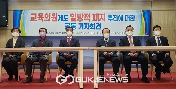 3일 오전 10시 제주도의회 도민카페에서 6.1 지방선거 교육의원 입후보자 6인은 기자회견을 열고 교육의원 일방적 폐지 추진 시도를 당장 중단할 것을 촉구했다. 교육의원 입후보자 6인(강권식, 강동우,고의숙, 고재옥,오승식, 정이운)