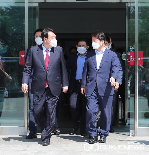 왼쪽부터 윤석열 국민의 힘 대통령 후보, 권영진 대구시장(사진제공=대구시청)