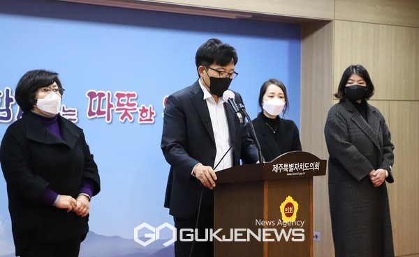 11일 제주시의 한 종교법인 어린이집은 기자회견을 열고 보육교사에게 종교행위를 강요했다는 논란과 관련해 어린이집 측이 해명에 나섰다.[사진=문서현 기자]