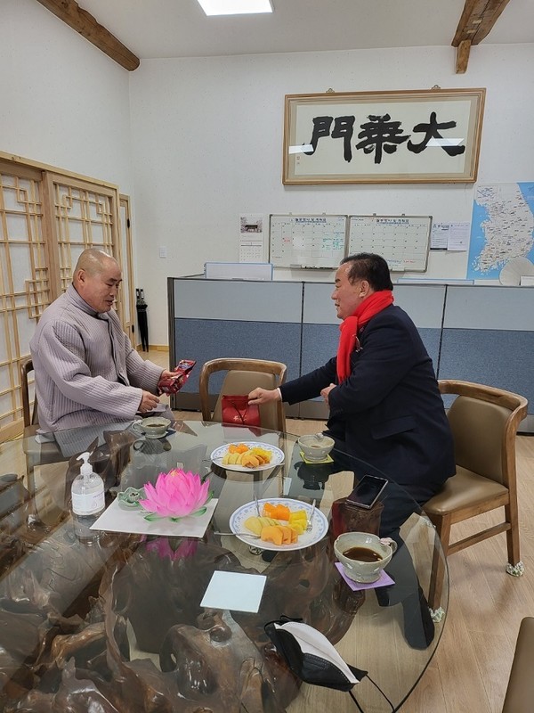 (사진제공=정갑윤 울산정책연구원) 정갑윤 전 국회부의장이 15일 강원도 신흥사 지상 주지 스님을 만나 윤석열 후보 지지를 부탁하고 있다.