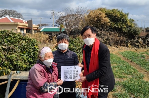 15일 장성철 국민의힘 중앙선대본 조직본부 제주발전특별위원장이 직접 농가를 방문해 윤석열 후보의 농업공약을 직접 전달하고 농업발전을 위한 다양한 의견을 청취했다.[사진=문서현 기자]