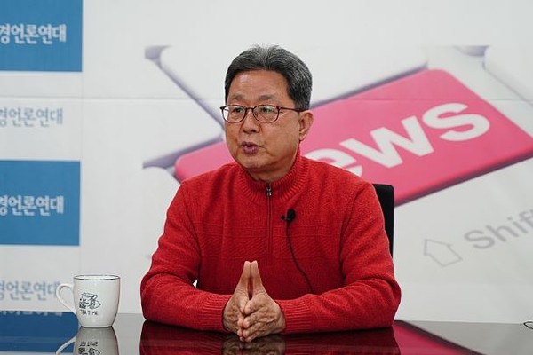 17일 이달곤 국민의힘 경남도당 위원장이 대선 및 지방선거 전략 등에 대해 설명하고 있다.