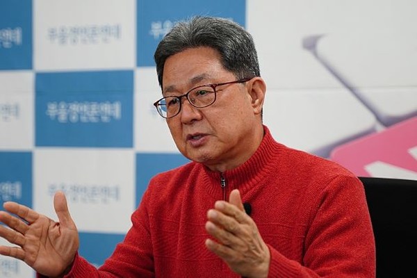 17일 이달곤 국민의힘 경남도당 위원장이 대선 및 지방선거 전략 등에 대해 설명하고 있다.