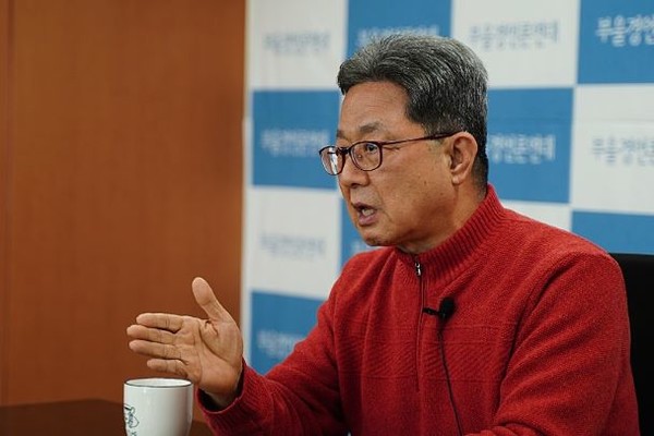 17일 이달곤 국민의힘 경남도당 위원장이 대선 및 지방선거 전략 등에 대해 설명하고 있다.