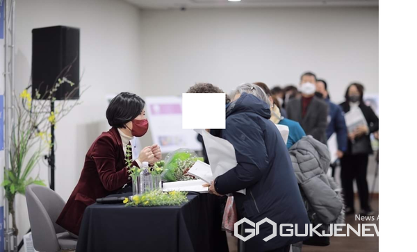 지난달 22일 열린 민주당 부산진구·금정구·북구청장의 동시 출판기념회에서 시민들이 정명희 구청장의 사인을 받기 위해 줄지어 서있다./정명희 부산북구청장 SNS 제공