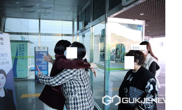 지난달 22일 정명희 부산북구청장이 자신의 출판기념회를 찾은 시민들과 포옹하고 있다./정명희 부산북구청장 SNS 제공