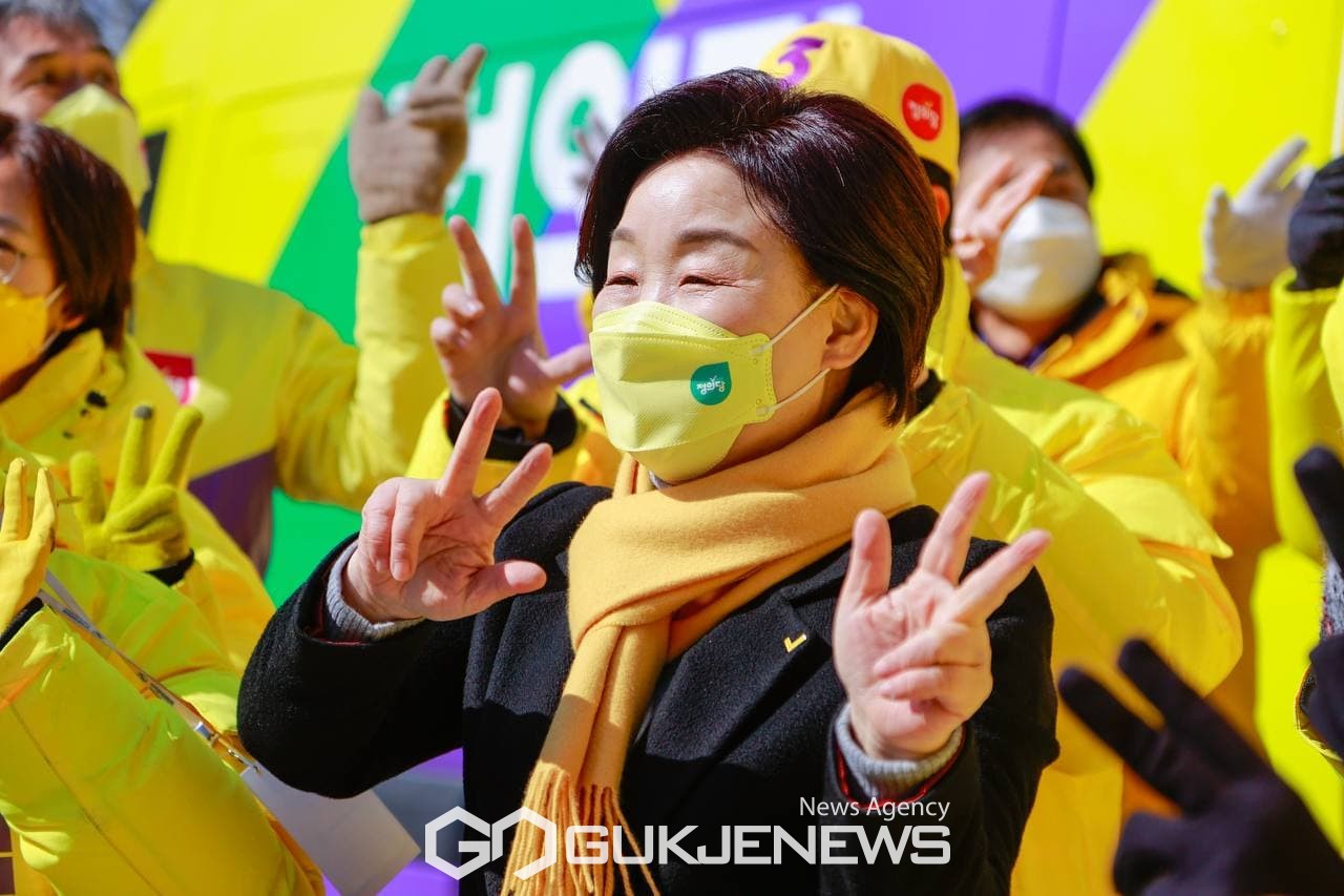 ▲ 심상정 정의당 대통령 후보가 22일 대전 둔산 우체국 앞 유세를 펼치고 있다.(정의당) 