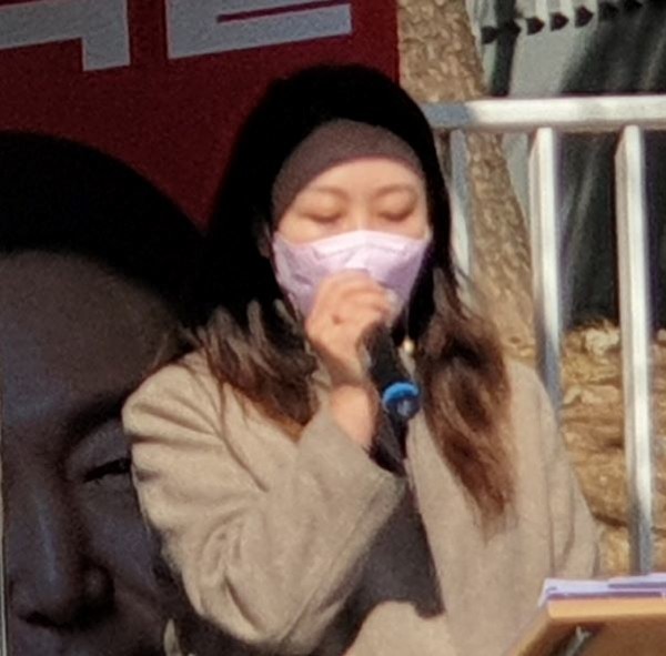 지난 24일 우연히 선거 연사가 된 김지민씨가 용원시장 앞 유세장에서 맹 연설을 쏟고 있다.(사진=오웅근 기자)