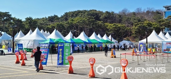 충남 당진시가 '코로나19 선별진료소'를 시청·시의회 정문 옆 주차장에 설치해 장기간 운영함으로 인해 주차난 가중과 민원인들의 불안감 확산 등 부작용이 커지고 있다. 사진은 당진시의회 주차장에 설치된 선별진료소 모습. (당진 = 최병민 기자)