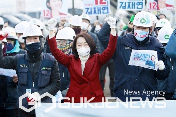 ▲김재연 진보당 대통령 후보가 3일 오전 충북 진천의 '풍림 아이원 아파트' 건설현장 유세 중 건설노동자들과 함께 대선 승리 의지를 밝히고 있다.(진보당)