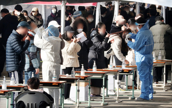 코로나 오미크론 확산세 검사하는 시민들 (국제뉴스DB)