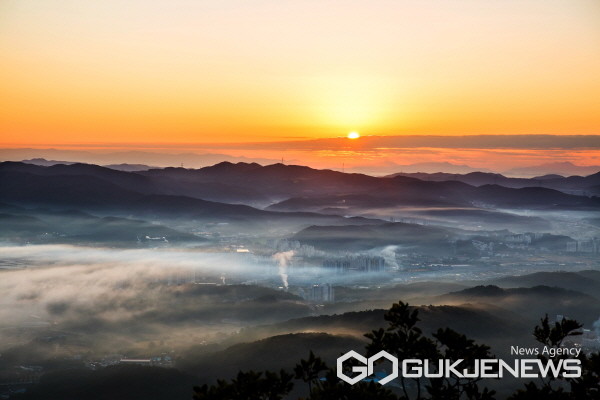 용인8경 중 제1경인 석성산 일출(사진=용인시)