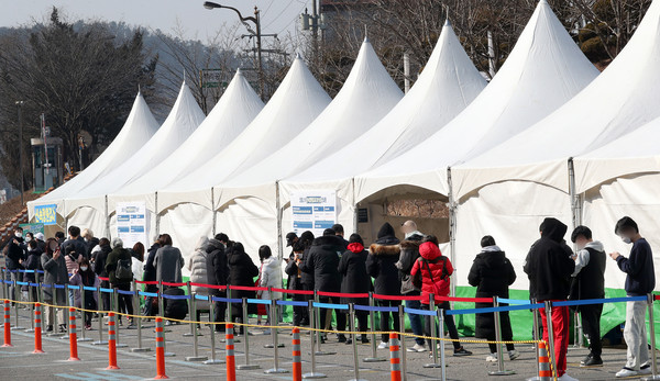 코로나 오미크론 확산세 검사하는 시민들 (국제뉴스DB)