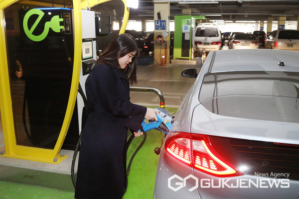 시 관계자가 전기차를 충전하고 있는 모습)(사진=용인시)