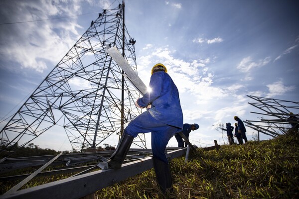 Em 7 de agosto de 2018, trabalhadores se reuniram no local de um projeto de transmissão de energia de alta tensão na hidrelétrica de Belmont, no Brasil.  (Foto / Contatos da Xinhua)