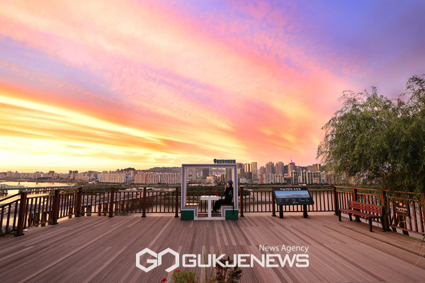 용양봉저정공원 하늘 전망테크(사진제공=동작구청)