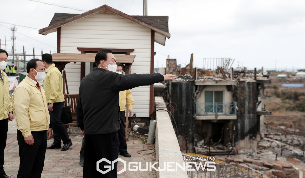 (동해=국제뉴스) 윤석열 대통령 당선인이 15일 강원 동해시 묵호항 등대마을을 방문해 산불 피해지역을 살펴보고 있다./사진=국민의힘