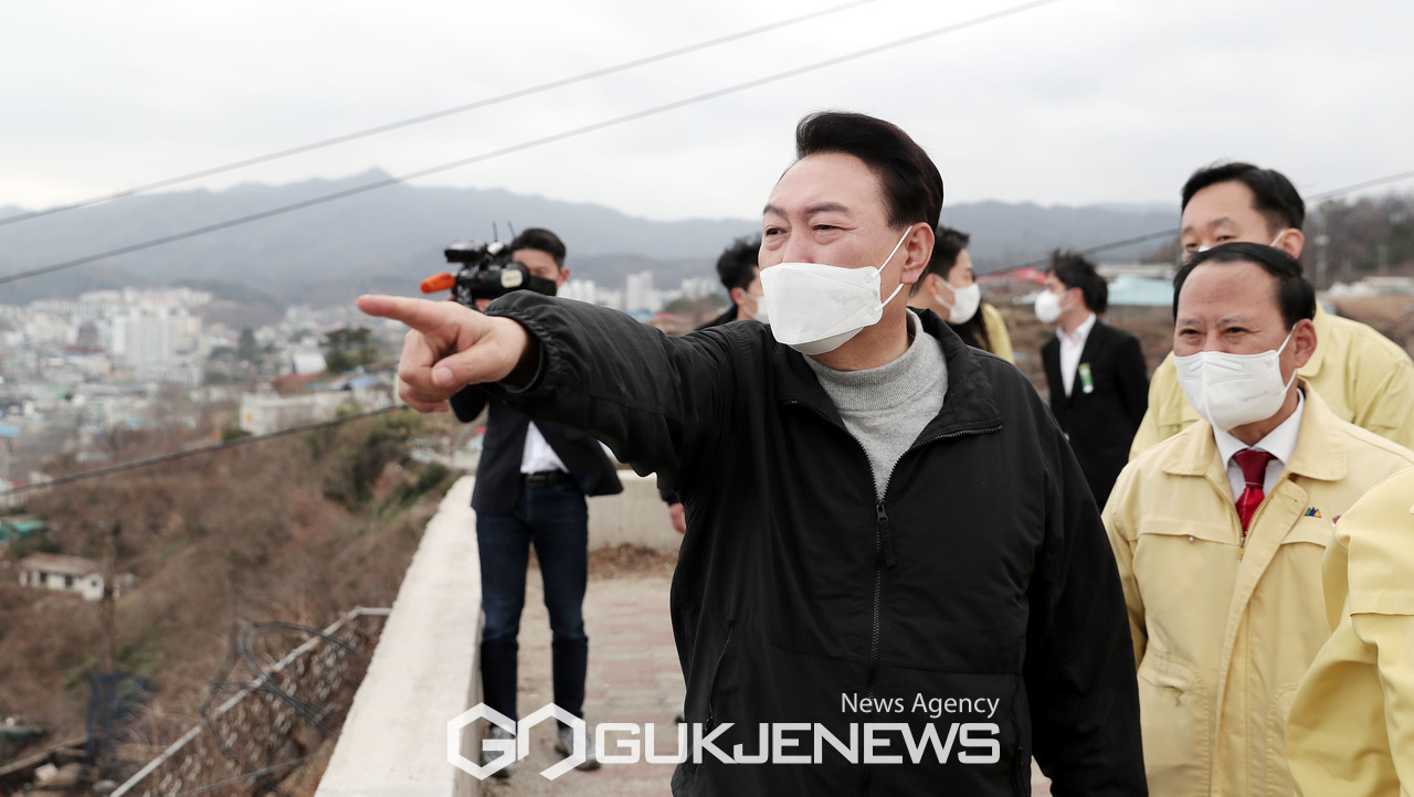 (서울=국제뉴스) 윤석열 대통령 당선인이 15일 강원 동해시 묵호항 등대마을을 방문해 산불 피해지역을 살펴보고 있다./사진=국민의힘