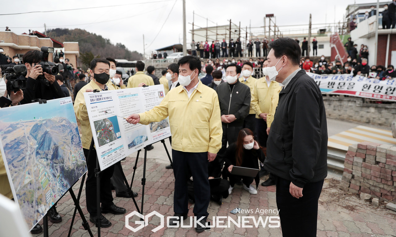  (서울=국제뉴스) 윤석열 대통령 당선인이 15일 강원 동해시 묵호항 등대마을을 방문해 심규언 동해시장의 산불 피해 브리핑을 듣고 있다./사진=국민의힘