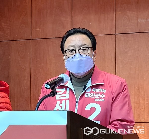 국민의힘 소속 김세호 전 군수가 21일 충남 태안문화예술회관 소공연장에서 기자회견을 갖고 6.1 전국동시지방선거에서 태안군수 선거 출마를 선언했다. 사진은 이날 회견에서 기자들의 질문에 답하고 있는 김 전 군수. (태안 = 최병민 기자)