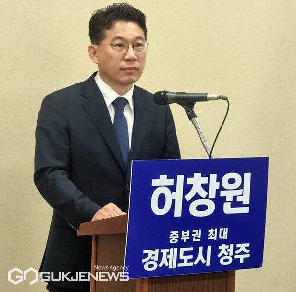 (청주=국제뉴스) 이인영 기자 = 24일 충북 청주시청 브리핑룸에서 더불어민주당 허창원 충북도의원이 6·1지방선거 청주시장 출마 기자회견을 하고 있다.