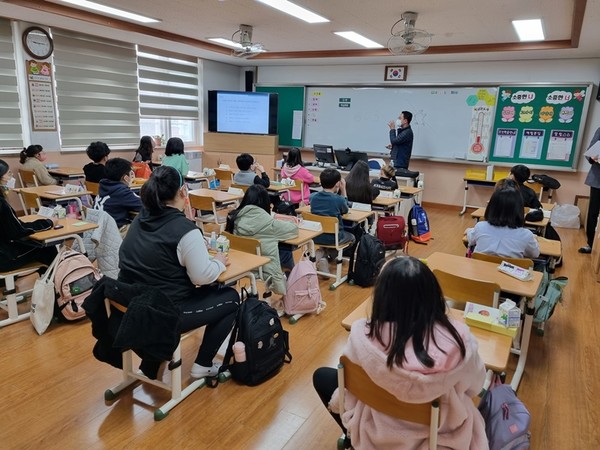 월랑초등학교(교장 현진일)는 지난 25일 4학년 교실에서 제주시 찾아가는 어린이·청소년 생활안전교육을 실시했다