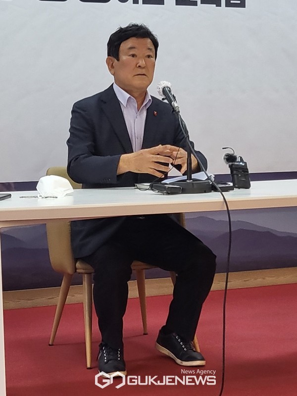 28일 오후 2시 제주도의회 도민카페에서 김광수 제주도교육감 예비후보는 기자회견을 열고 "이번 중도우파 교육감 단일화 과정에서 다소 오해가 있는 것 같다"며 "단일화에 대해 결코 반대한 적이 없다"고 밝혔다.[사진=문서현 기자]