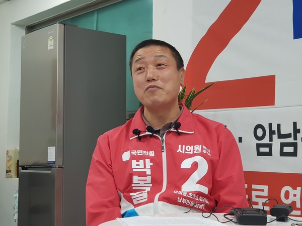 박복열 국민의힘 부산 서구 제2선거구 시의원 예비후보가 국제뉴스 등 미디어연합취재단과 인터뷰를 하고 있다.(사진=미디어연합취재단)