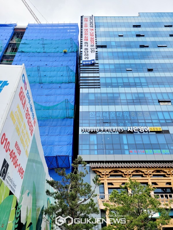 금천구 아람아이씨티타워 건물 앞에서 농성을 벌이는 입주사들. 사진=강도영 기자