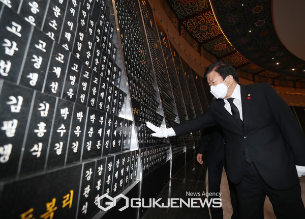 박병석 국회의장, 제주 4·3 평화공원 찾아 희생자 참배