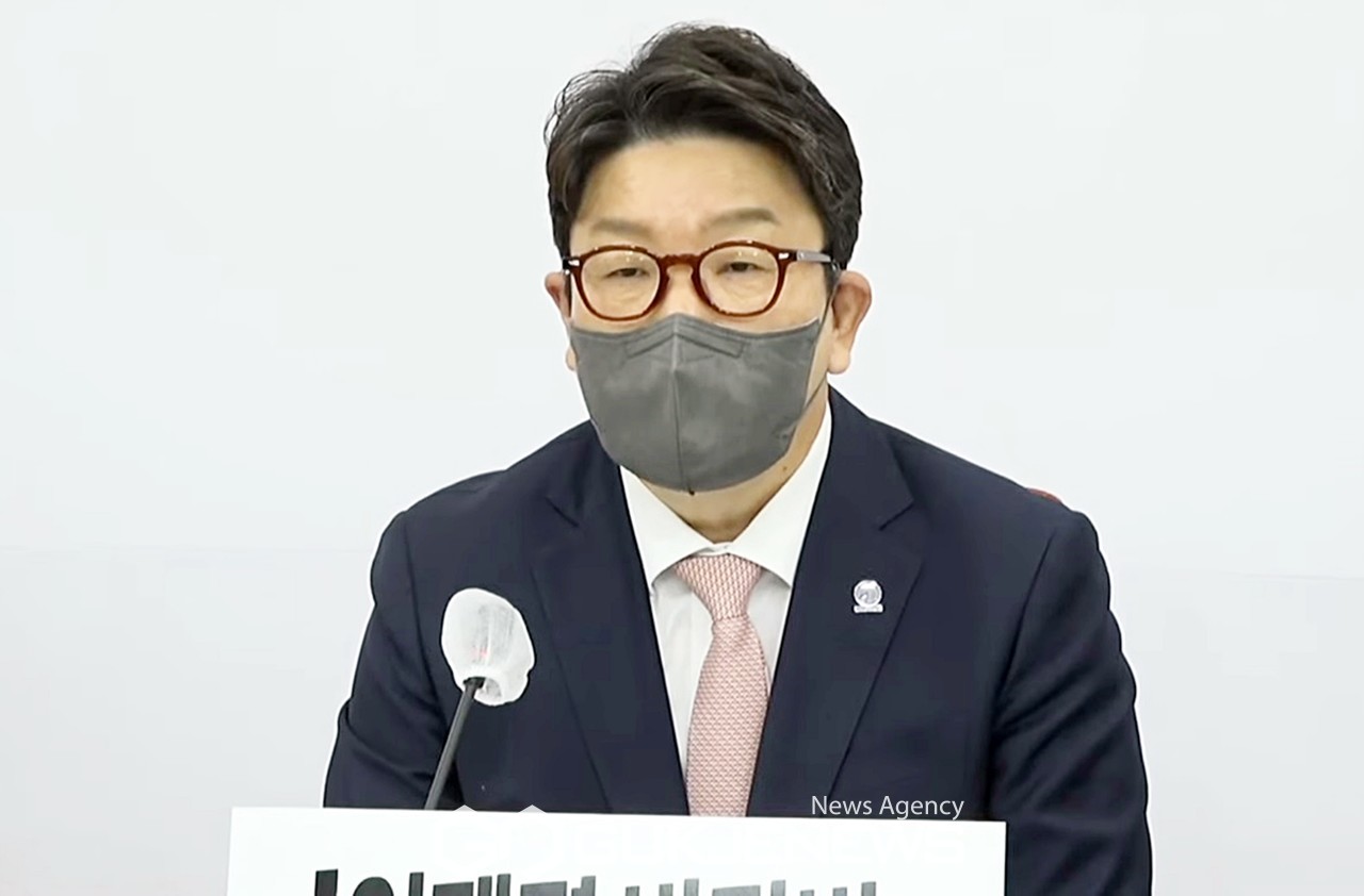 ▲권성동 국민의힘 원내대표는 18일 오후 국회에서 긴급 기자간담회를 열어 더불어민주당이 추진하는 검수완박법은 결국 모든 피해는 국민들로 돌아갈 것이라며 검수완박 부작용을 지적하고 있다./사진=이용우 기자