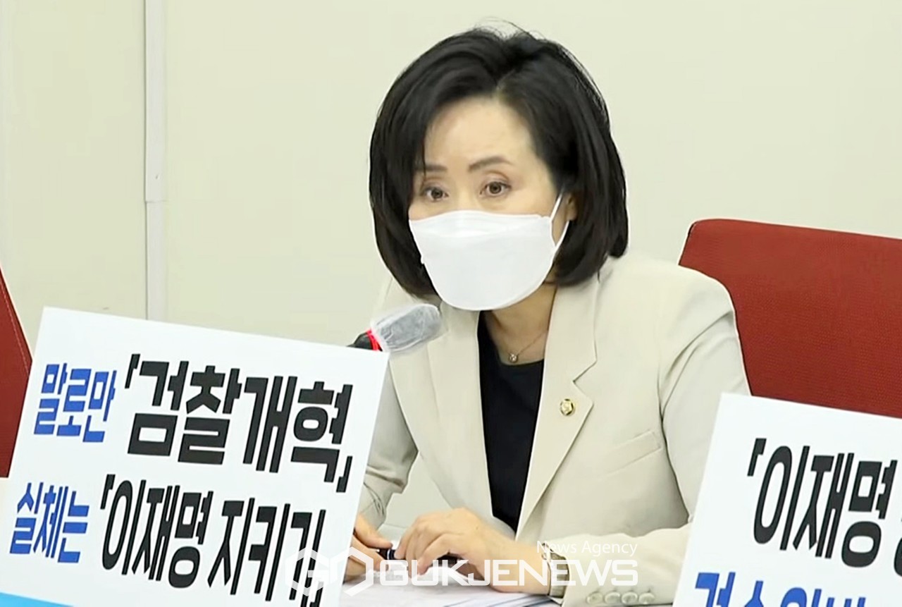 ▲전주혜 국민의힘 의원이 18일 오후 국회에서 열린 긴급 기자간담회에서 민주당이 추진하고 있는 검수완박법은 본인들의 감추고 싶은 범죄를 뒤 엎기 위한 것이라고 비난하고 있다./사진=이용우 기자