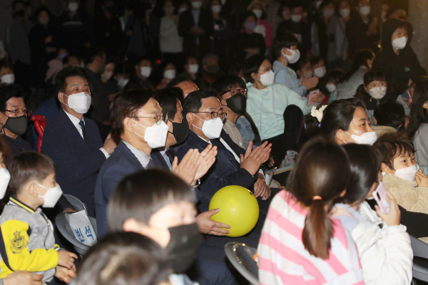 (사진제공=창원시) 20일 오후 창원 성주동 유니온빌리지아파트에서 사회적 거리두기가 해제 속에서 올해의 첫 번째 베란다콘서트를 가졌다.