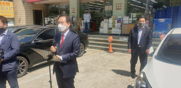 22일 한정우 창녕군수가 경선 탈락에 항의하는 집회에서 입장을 밝히고 있다.(사진=오웅근 기자)