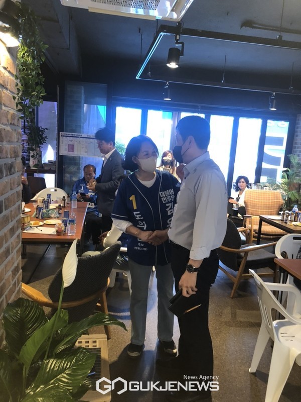 김은나 충남도의원 예비후보가 인사를 나누고 있다 (사진/이원철 기자 )