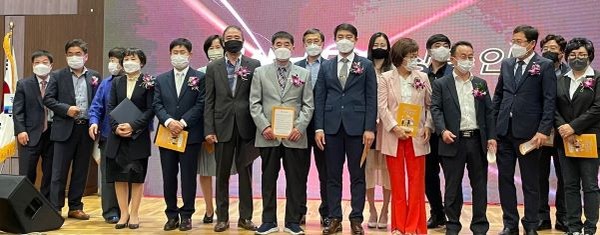 (사진제공=경남소상공인연합회) 23일 오후 창원컨벤션센터에서 오세희 소상공인연합회장(중앙) 및 국회의원, 도단위기관장, 업종별 소상공인 대표, 타 시도광역회장 및 도내 소상공인 임원, 회원 등 400여명이 참석한 가운데 제4기 신영철 신임회장 취임식 및 발대식이 열린 가운데 임원들과 내빈들이 무대 위에어 인사하고 있다.