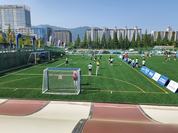 (사진제공=창원시) 24일 성산구 가음정 다목적구장에서 제7회 창원시 풋살연합회장기 풋살대회를 열었다. 