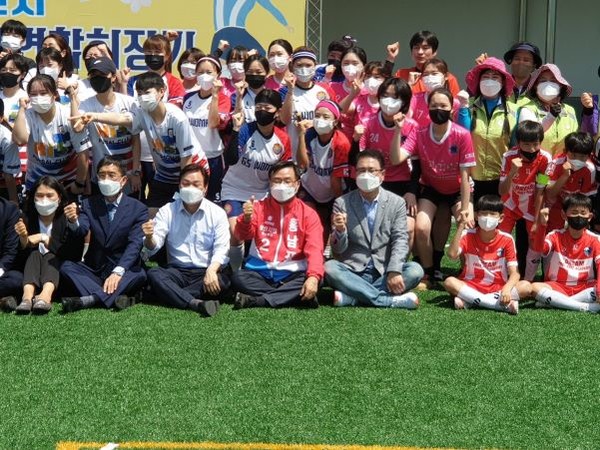 (사진제공=행사 참석자) 24일 성산구 가음정 다목적구장에서 열린 제7회 창원시 풋살연합회장기 풋살대회참석자들이 기념사진을 찍었다.