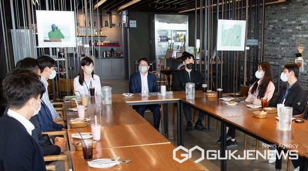 박형덕 한국서부발전 사장(가운데)이 지난 21일 태안본사에서 MZ세대 직원들과 '봄‧봄토크'를 진행하고 있다. (사진 = 서부발전 제공)