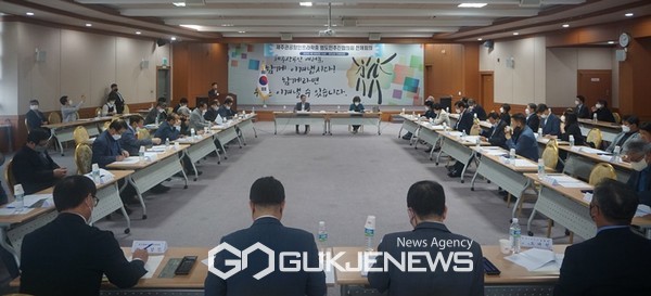 제주권공항인프라확충 범도민추진협의회(이하‘제주공항범추협’)는 26일 오후 2시 상공회의소 5층 회의장에서 전체회의를 열고 6.1 지방선거에서‘제주 제2공항 조속추진’도지사공약 반영에 온 힘을 다할 것을 결의했다.