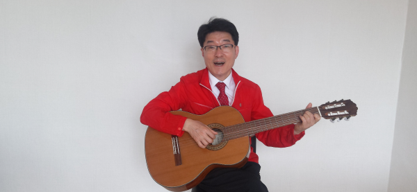 김순택 도의원 예비후보가 자신이 작사 작곡한 노래를 기타 반주에 맞춰 노래하고 있다.((사진=오웅근 기자)