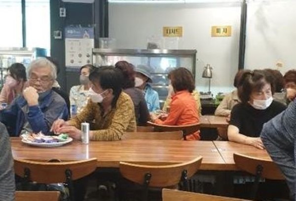 (사진제공=익명의 제보자) 지난 4월 28일 오후 6시경 진해구 용원동의 모 한정식 식당에 모여 창원시장 후보로부터 향후 계획을 듣고 있는 지역주민들 모습.