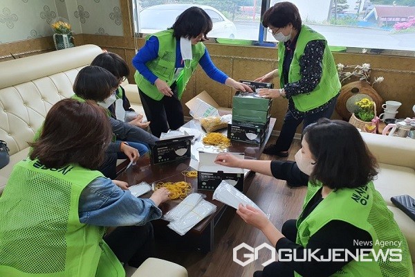 복지정책과 직원들의 일손봉사 모습.(제공=충북도청)