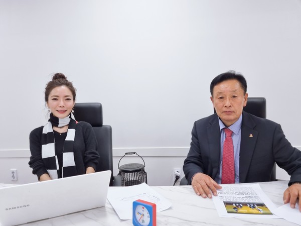 최동옥 부산 사하구 제1선거구 시의원 예비후보(오른쪽)가 지난 29일 국제뉴스와 인터뷰를 하고 있다.(사진=미디어연합취재단 제공)