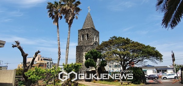 =1955년 건립된 옛 한림성당 종탑이 제주도 등록문화재 등록을 예고했다